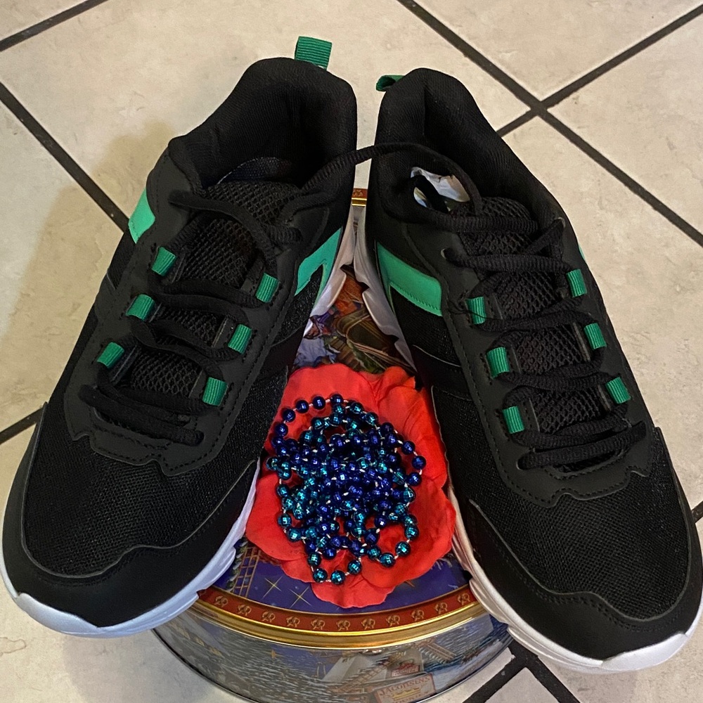 Source Unknown Black and Green Sneakers
